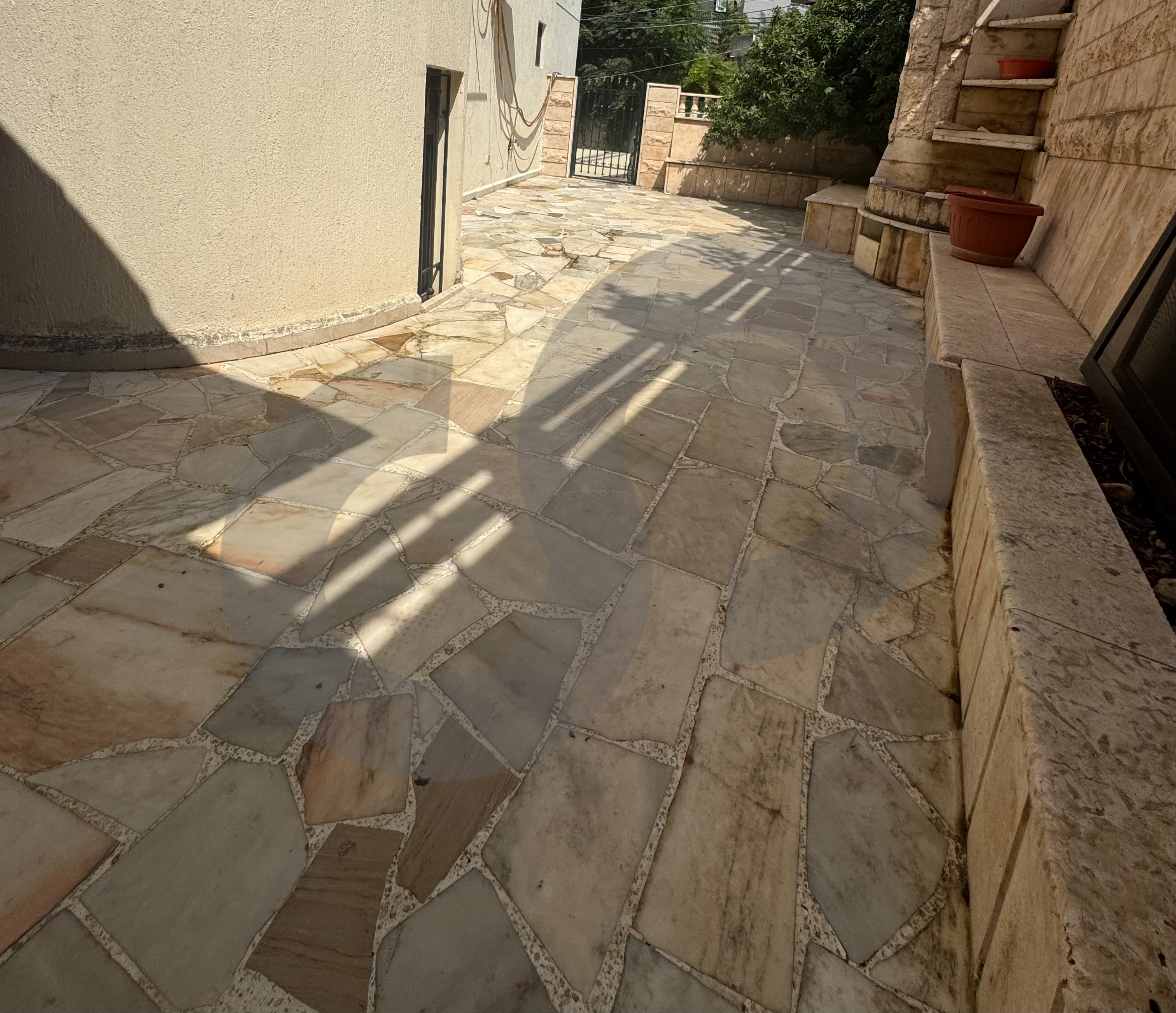 RENT/FULLY FURNISHED/well-maintained/peaceful living environment/Haret Sakher,KESEROUAN — الصورة 2