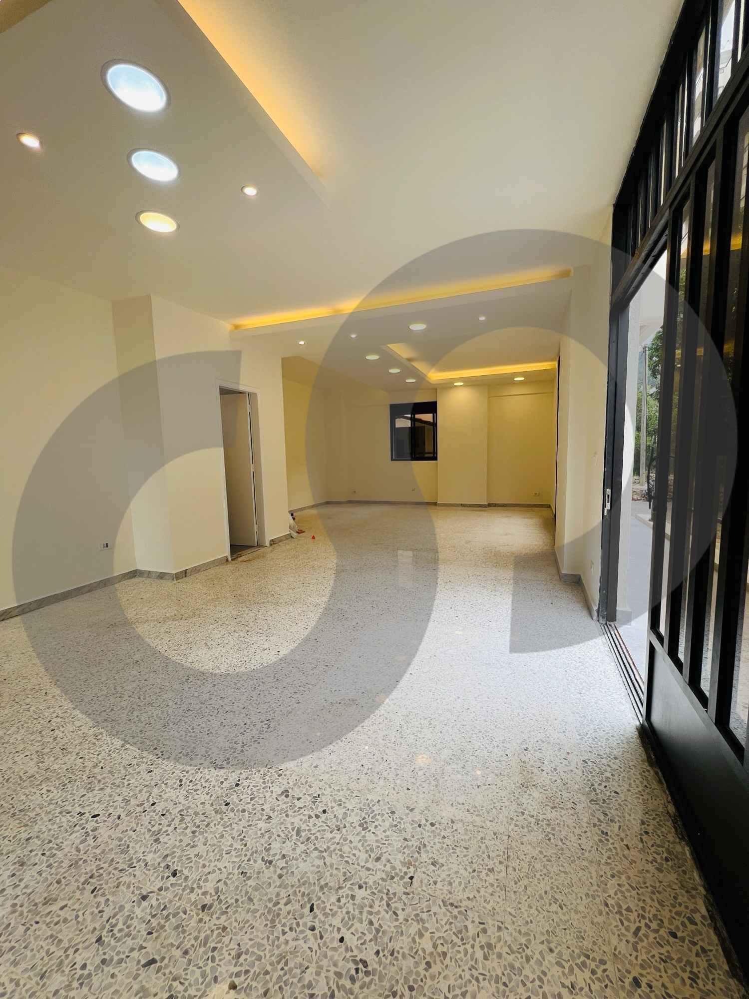 Ground-floor commercial space/ Main road location/GHADIR,KESEROUAN — الصورة 2