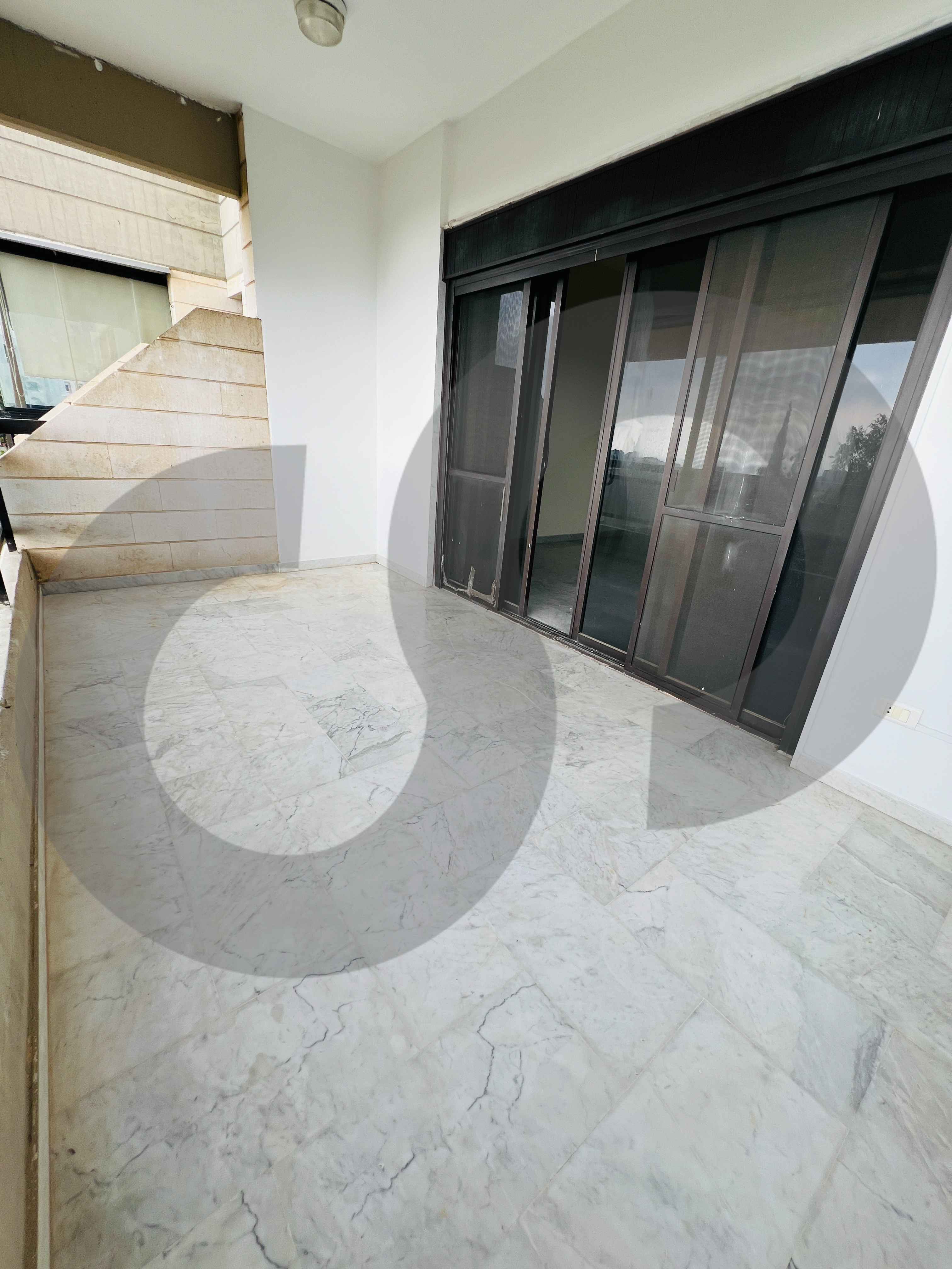 RENTAL DEAL/3rd floor of a well-maintained building/sea view/Kfarhbab,KESEROUAN — الصورة 3