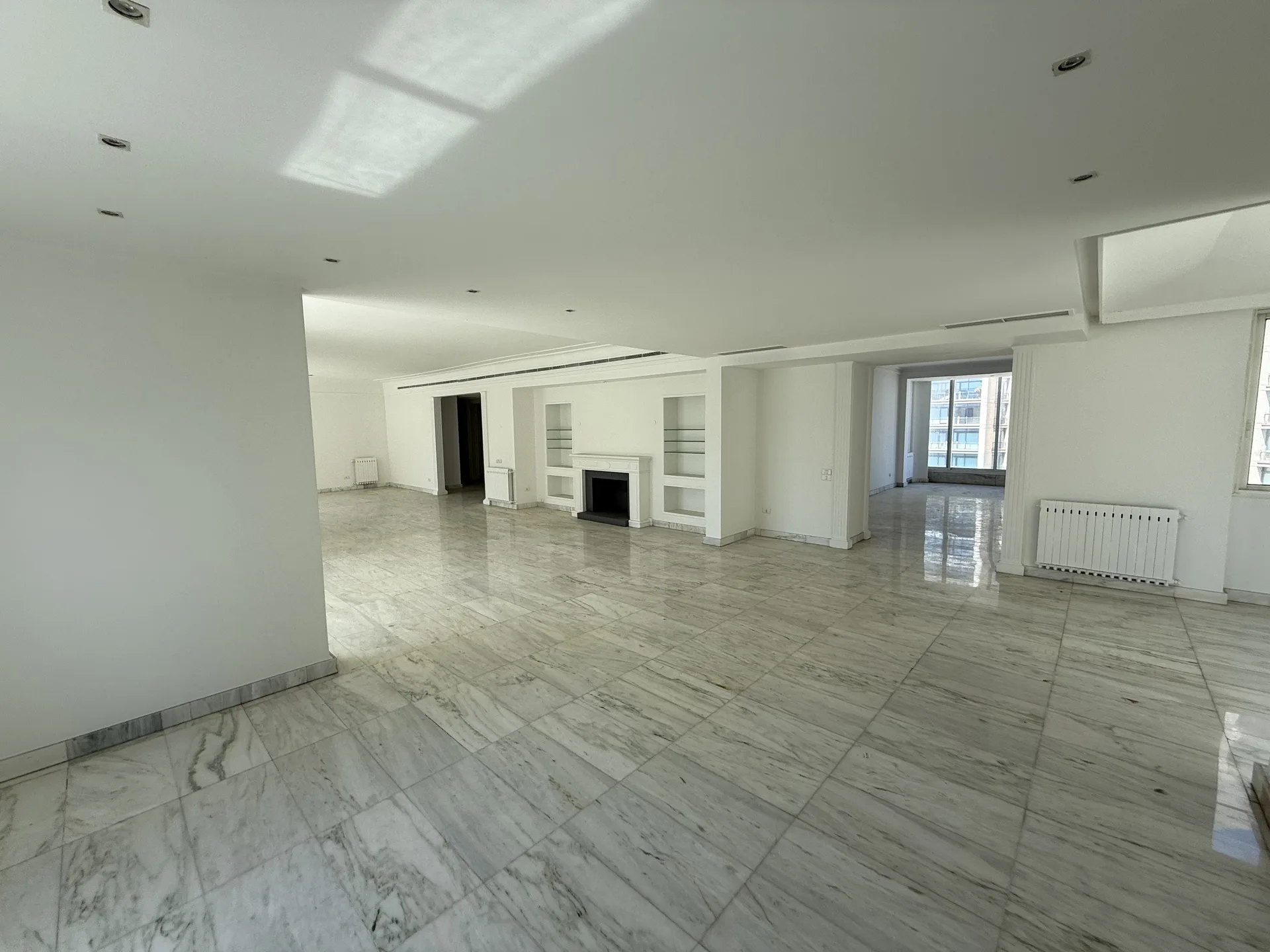 Apartment for Sale in Caree d'or, Achrafieh, Beirut, Lebanon — الصورة 2