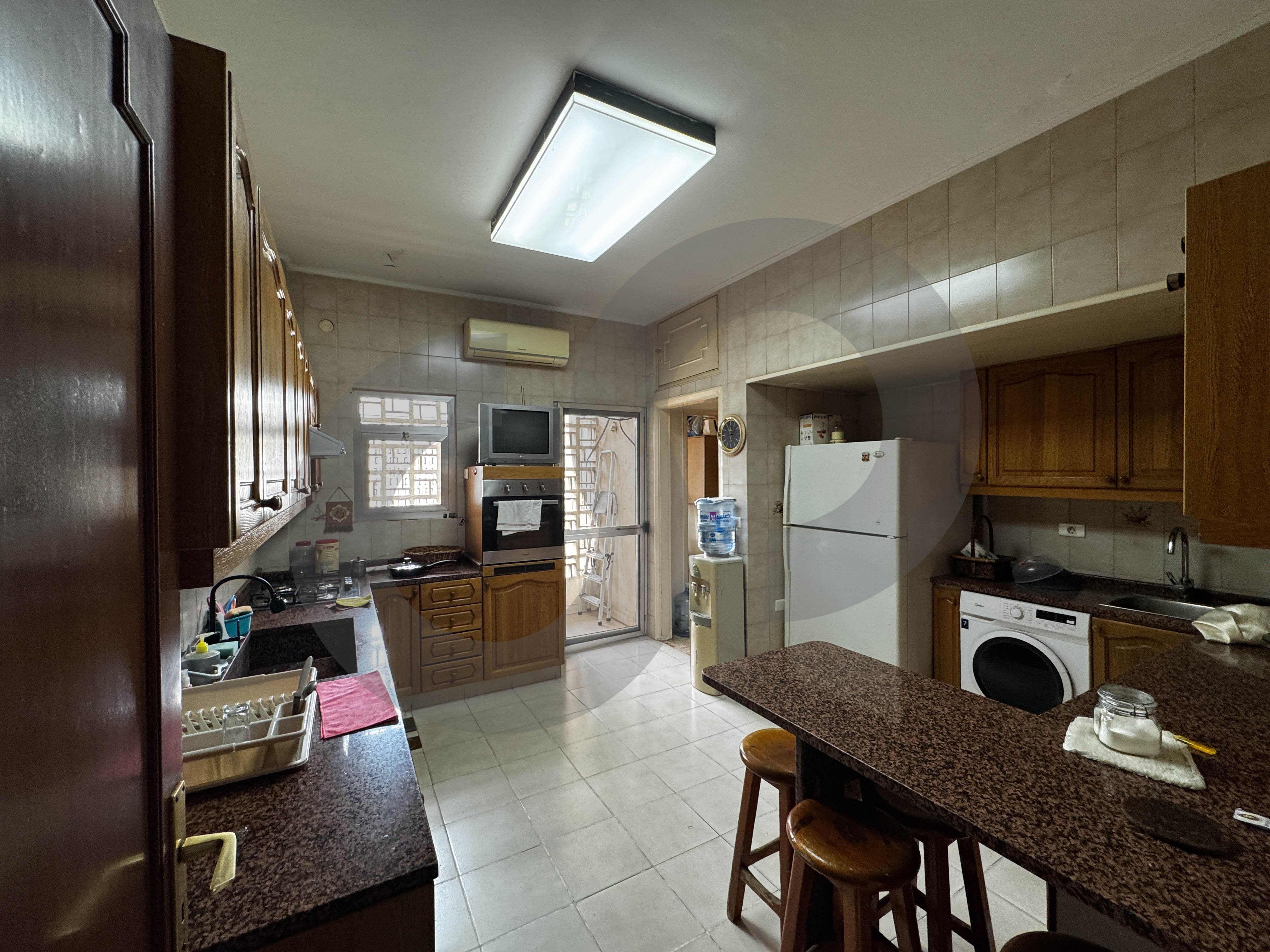 Spacious and bright apartment in prime area Hazmieh — الصورة 2