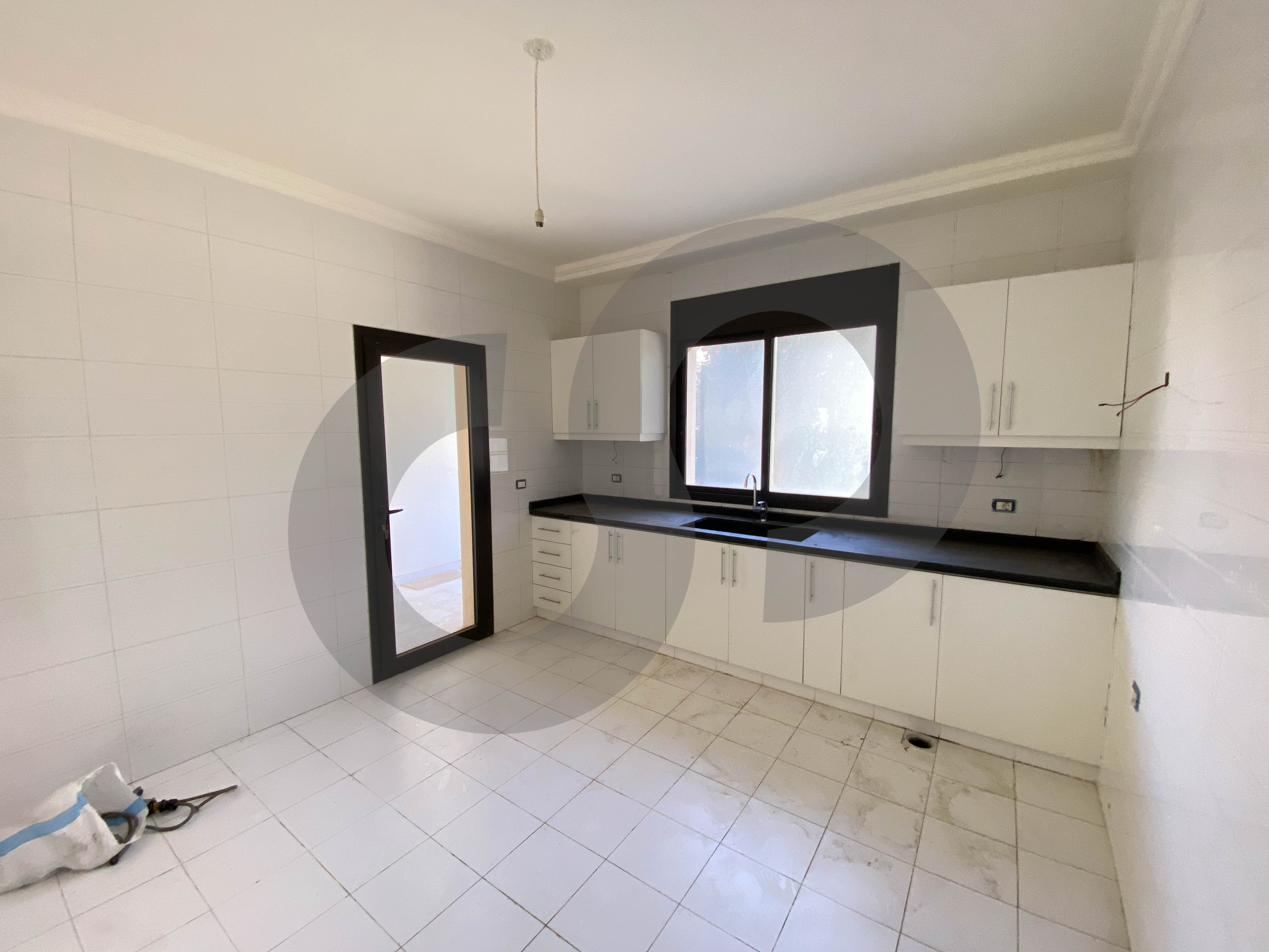 Bright and Spacious 145 SQM Apartment for sale in Victoria Residence compound — الصورة 3