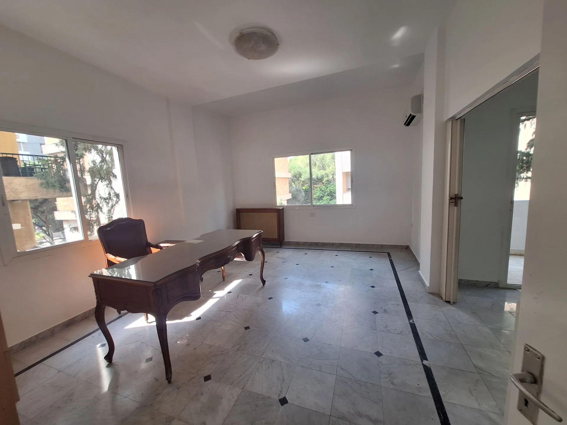 Spacious Office for Rent in Sin El Fil — الصورة 1