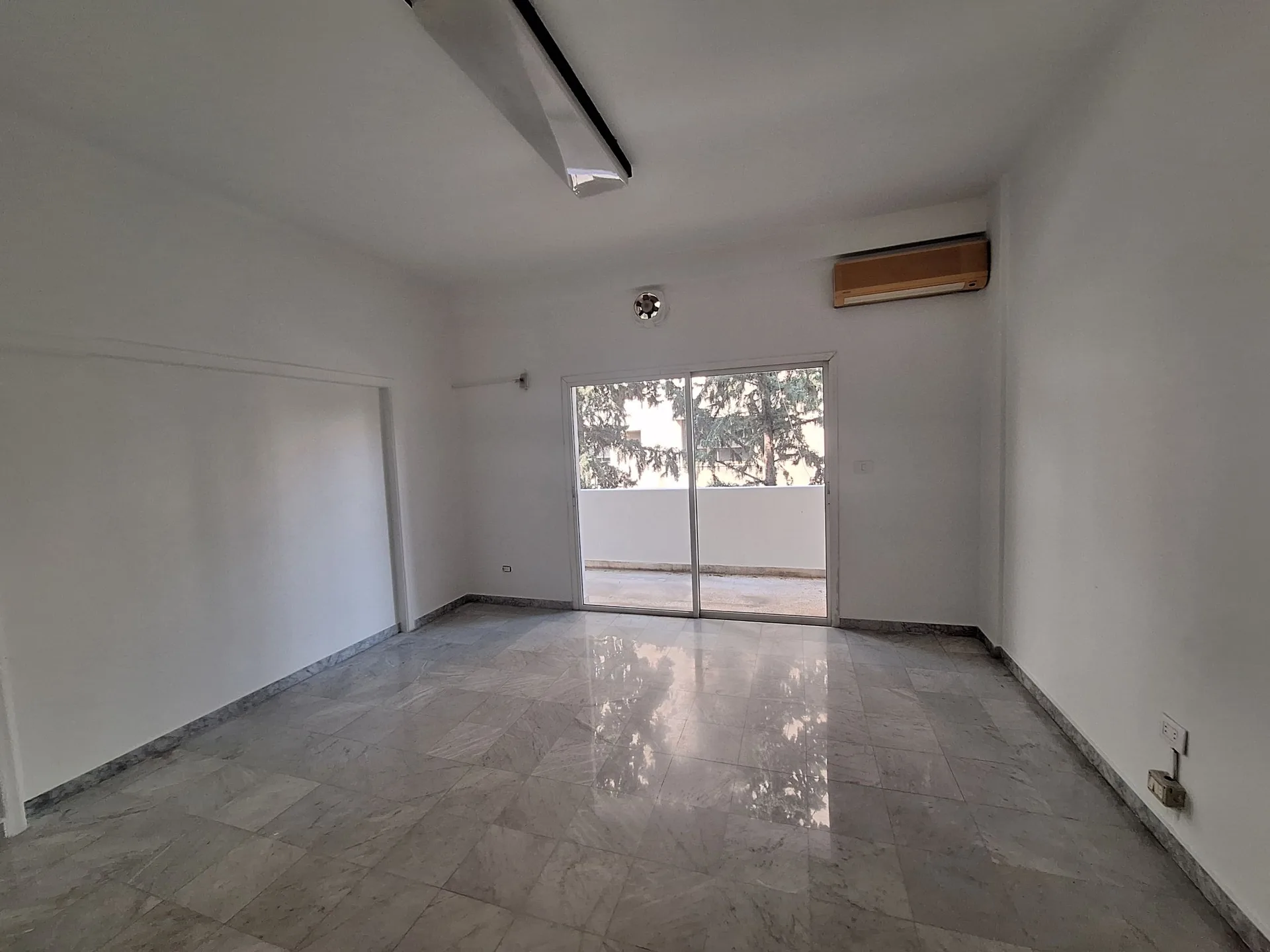 Spacious Office for Rent in Sin El Fil — الصورة 5