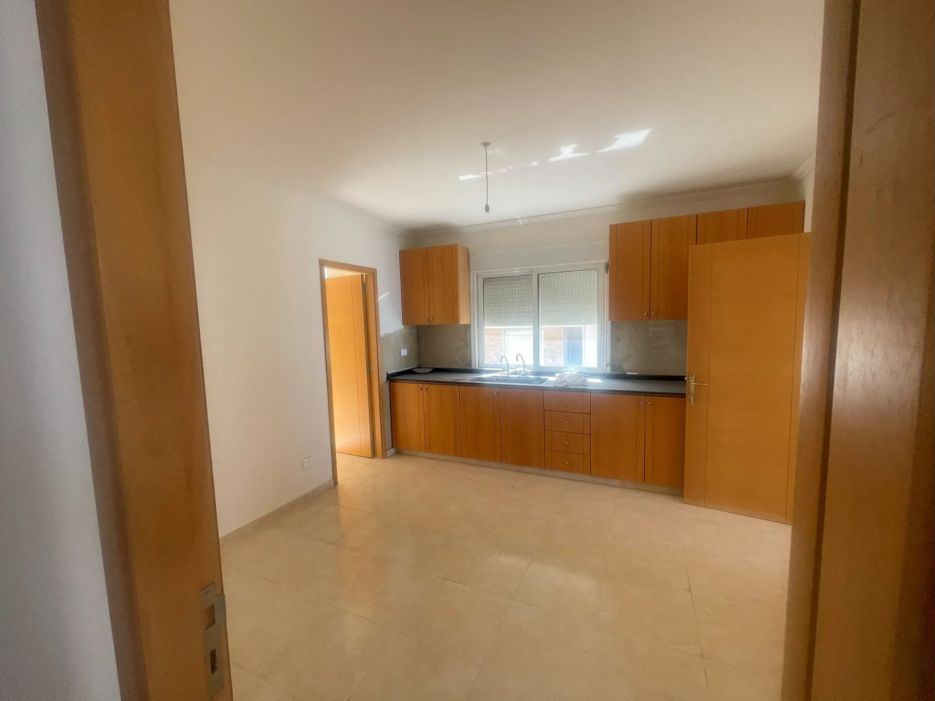 Spacious Apartment for Sale in Haret Sakher — الصورة 3