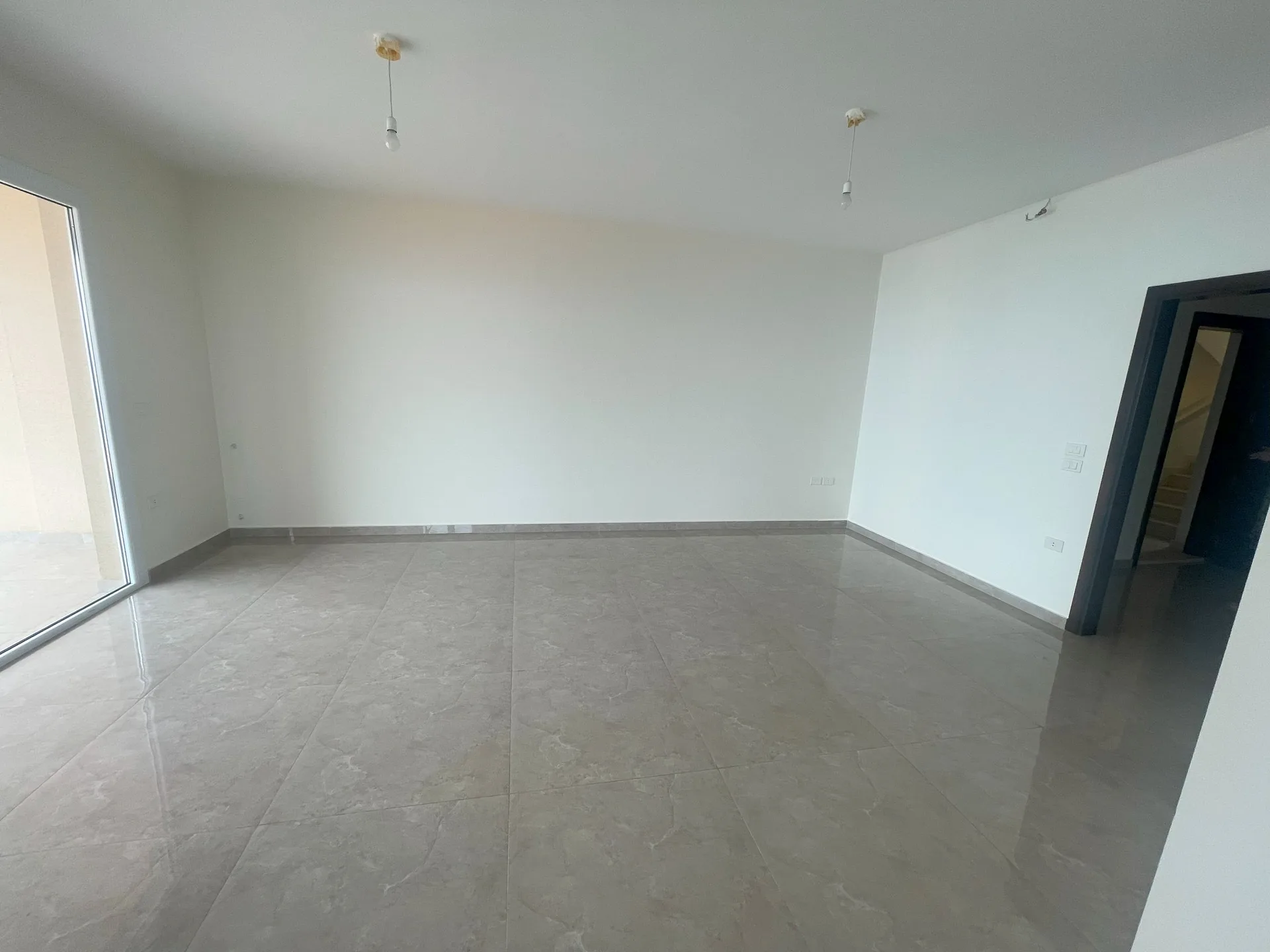 Spacious Apartment for Sale – Halat — الصورة 4