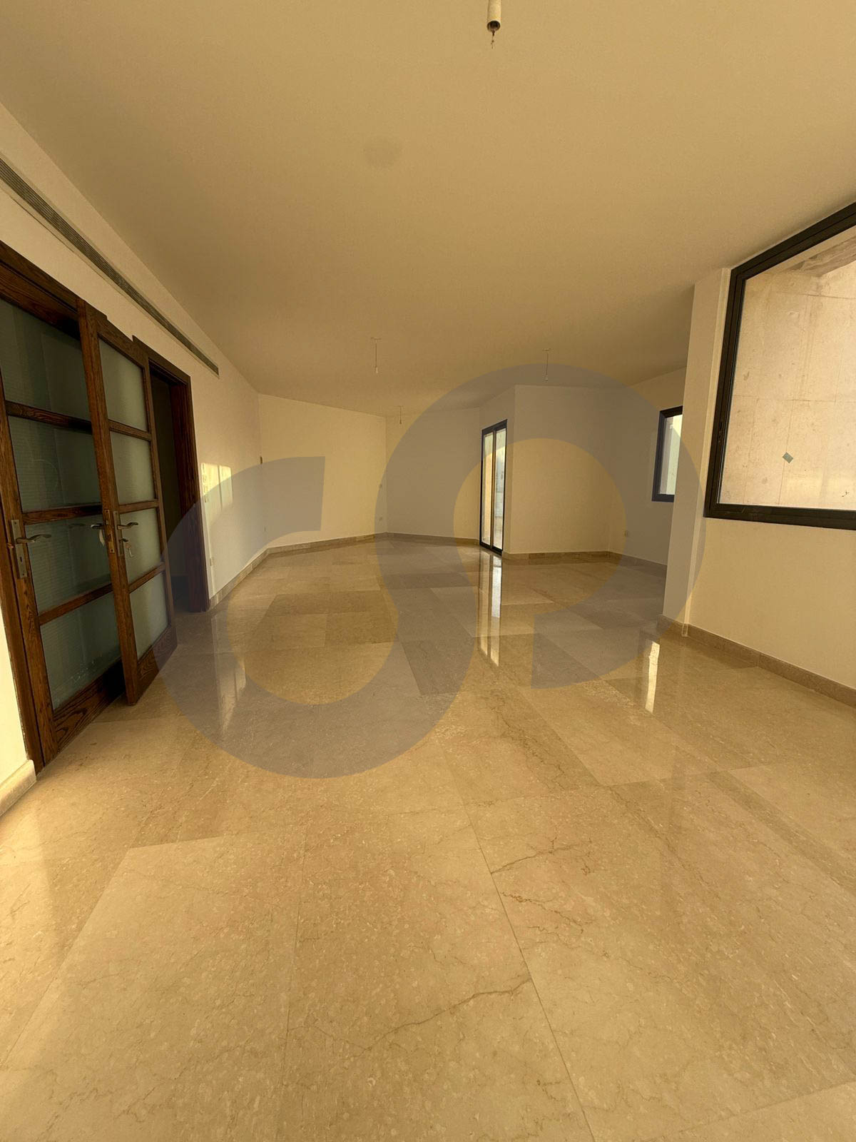 220 sqm apartment in prime location in hamra for rent — الصورة 2