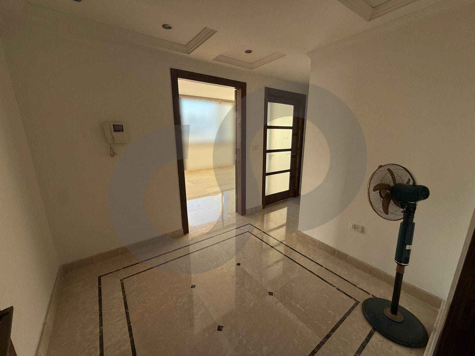 220 sqm apartment in prime location in hamra for rent — الصورة 3