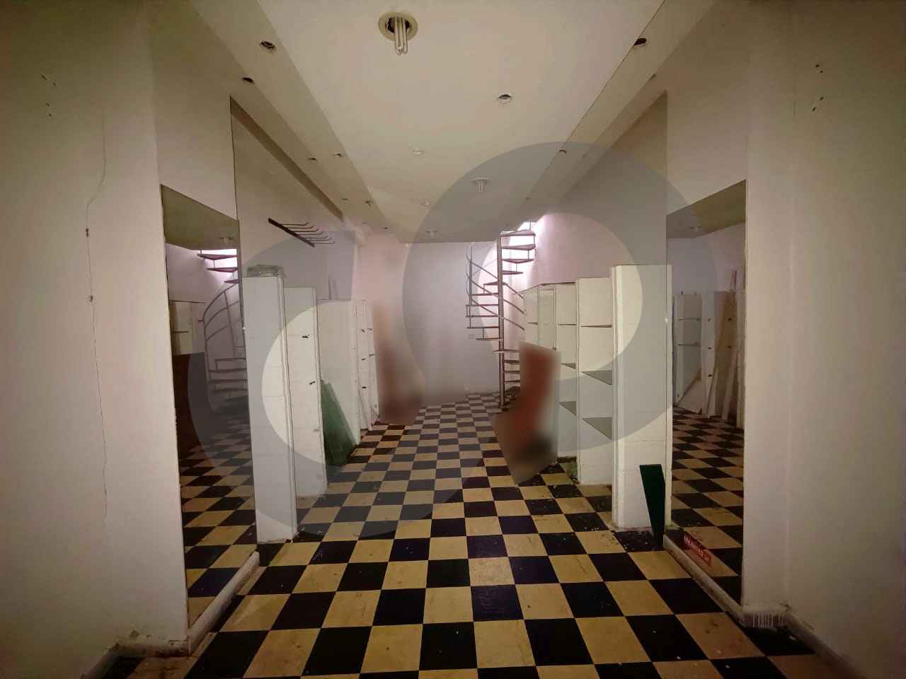 Prime Location/Triplex shop/AIN EL REMMANEH,BAABDA — الصورة 3
