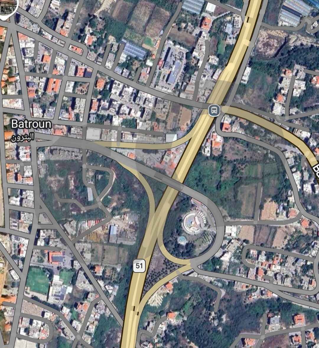Land/strategic location in the heart of Batroun — الصورة 2