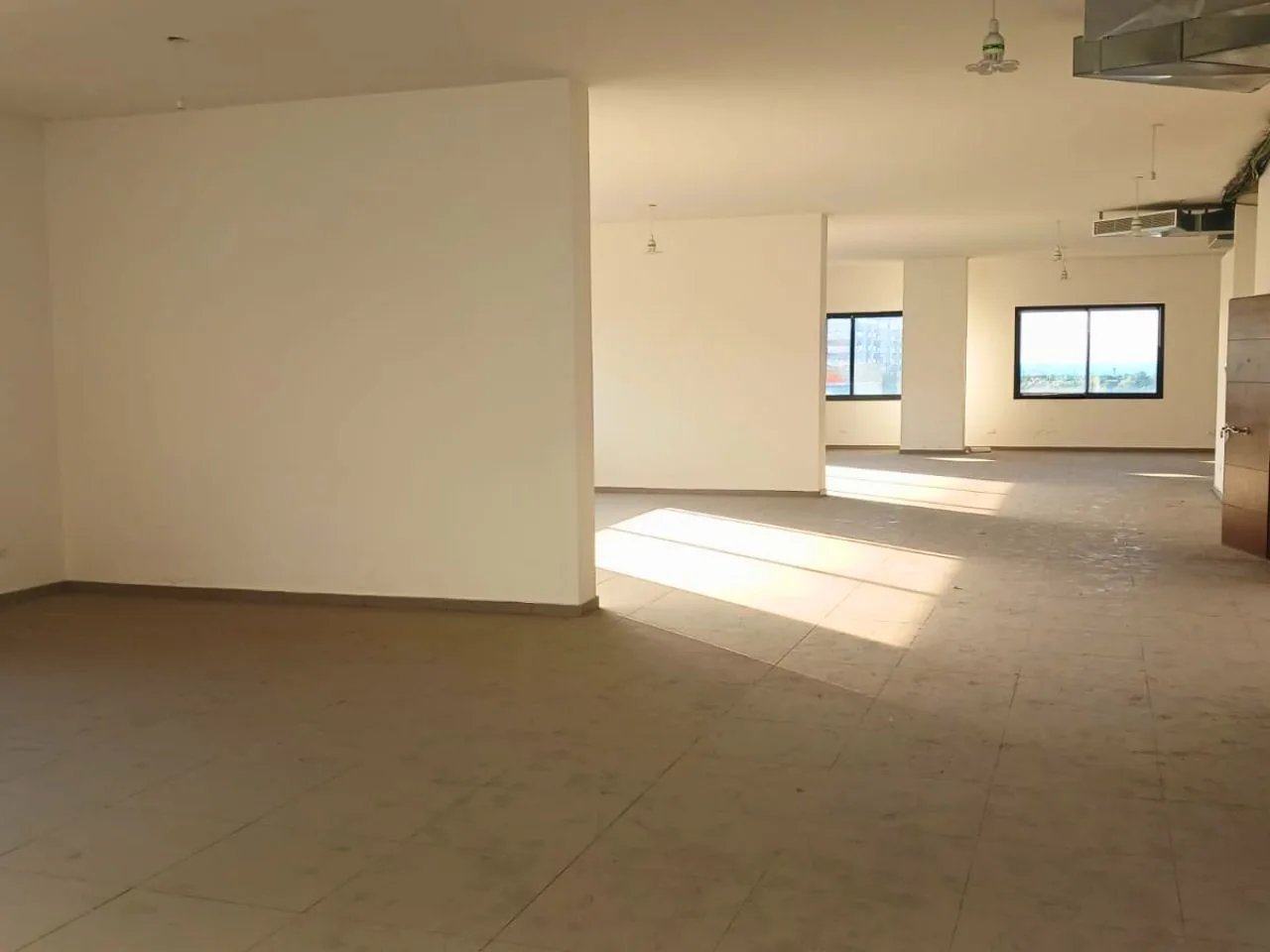 Office for rent in Dbayeh — الصورة 2