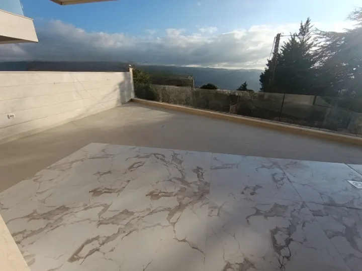 Apartment with Garden for Sale in Baabdat — الصورة 2