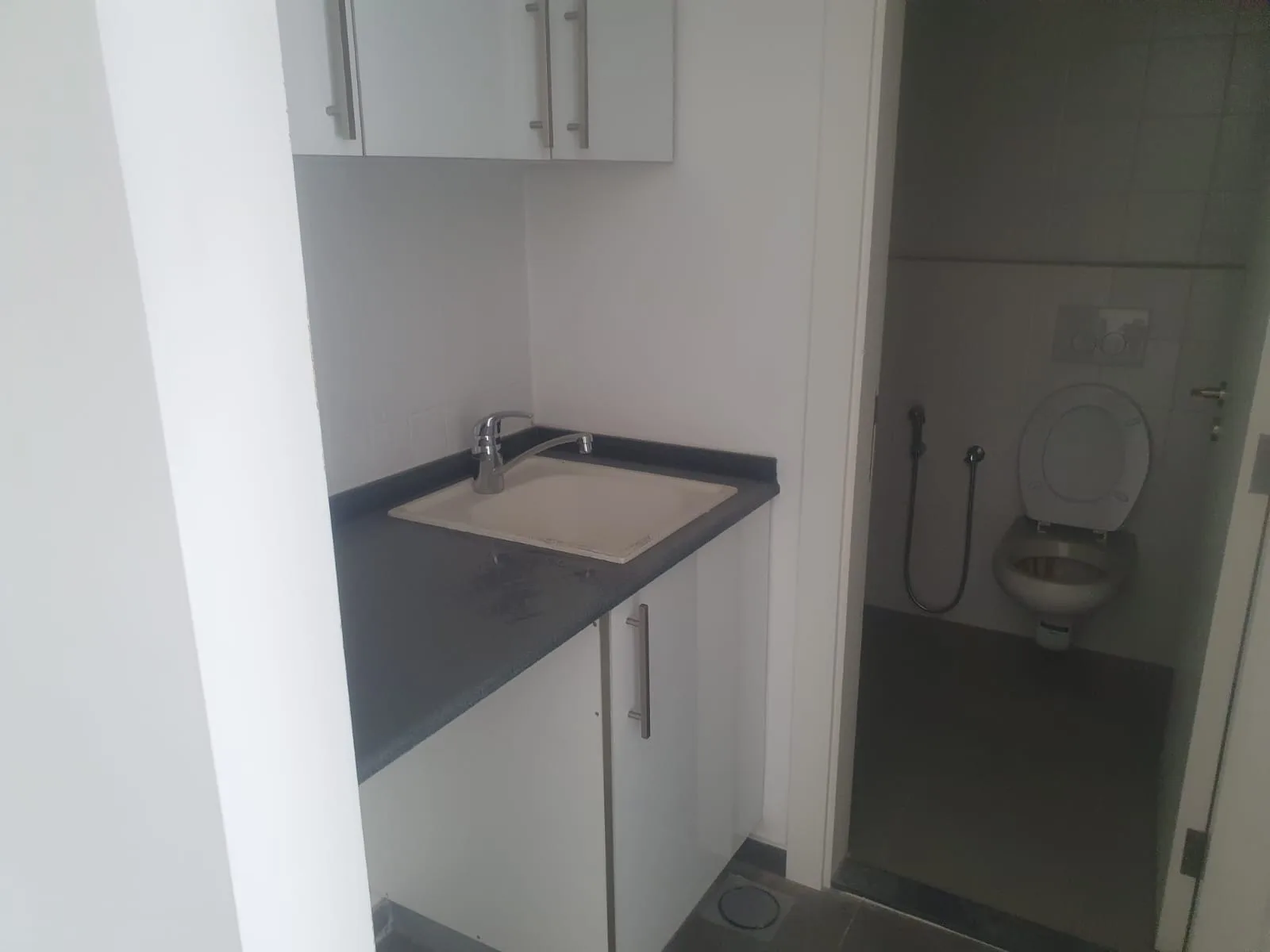 Office for rent in Hamra, Beirut, Lebanon — الصورة 4