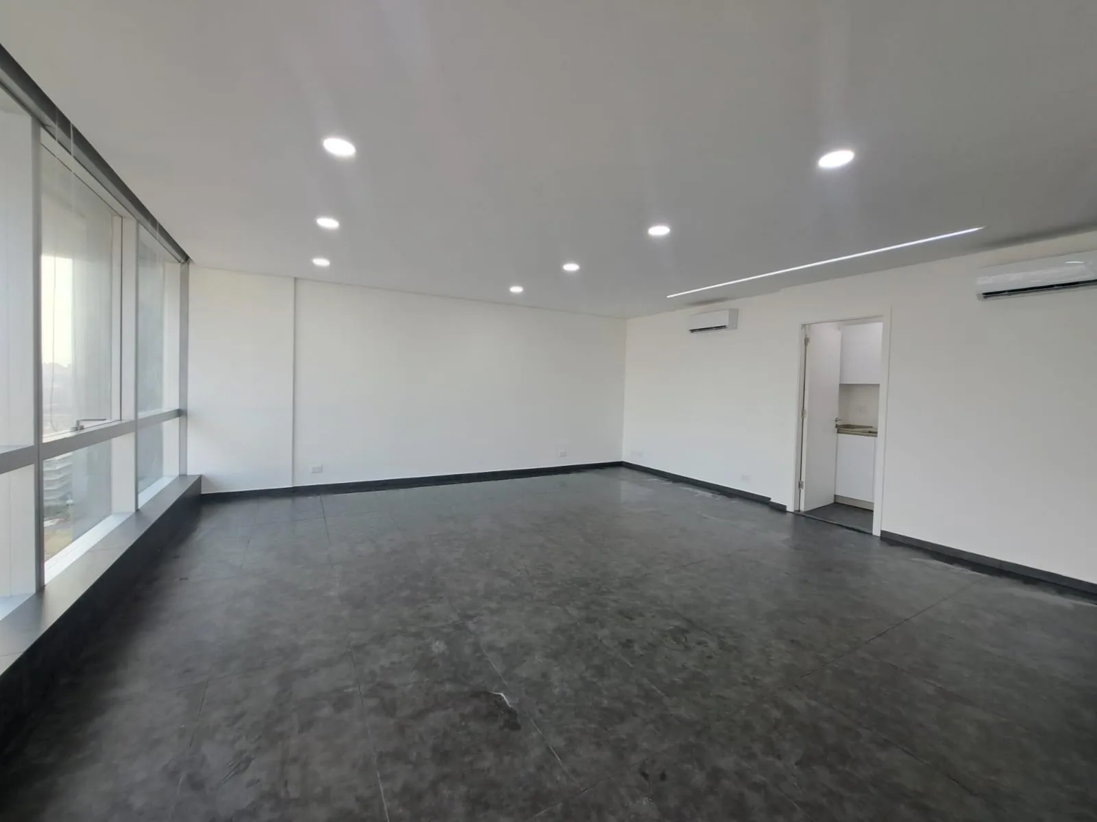 Office for rent in Dekwaneh — الصورة 2