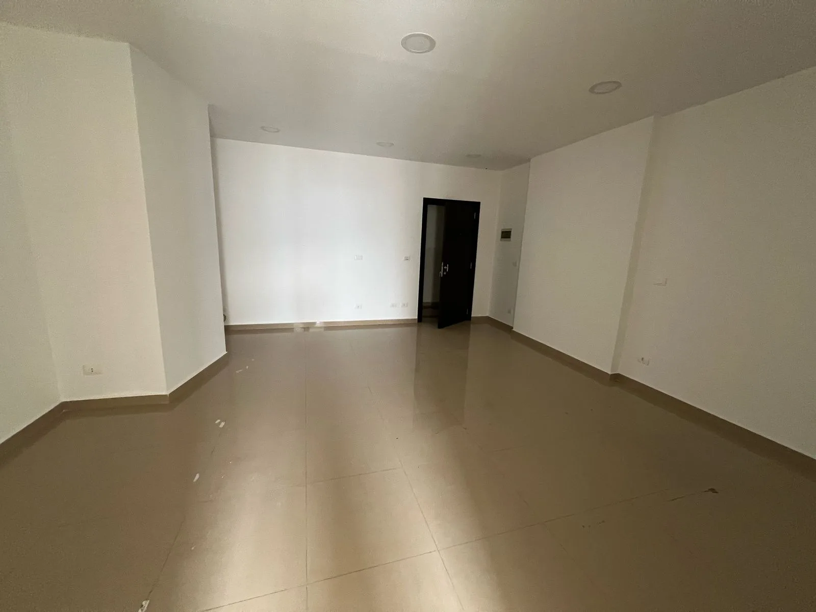 Office for rent in Adma w Dafnah — الصورة 2