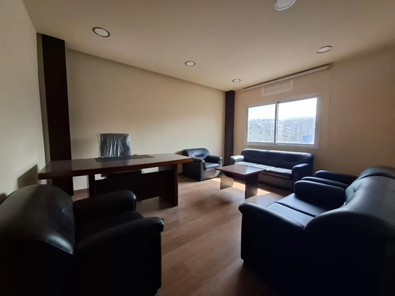 Office for rent in Adonis — الصورة 2