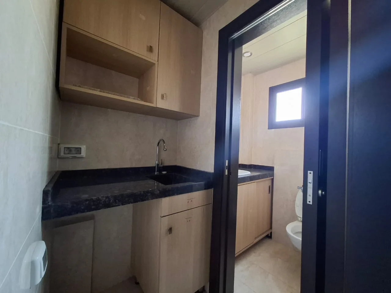 Office for rent in Adonis — الصورة 4
