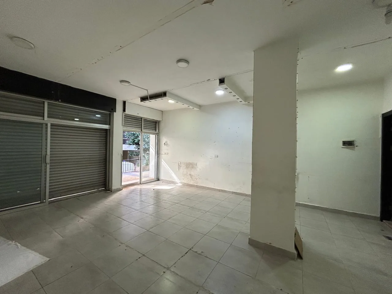 Shop for rent in Kraytem — الصورة 1