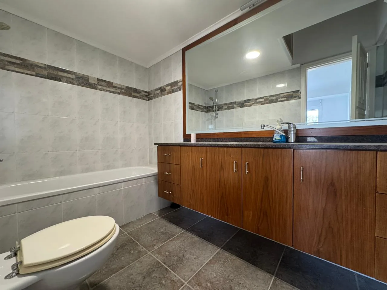 Apartment for Rent in Broummana, Lebanon — الصورة 9