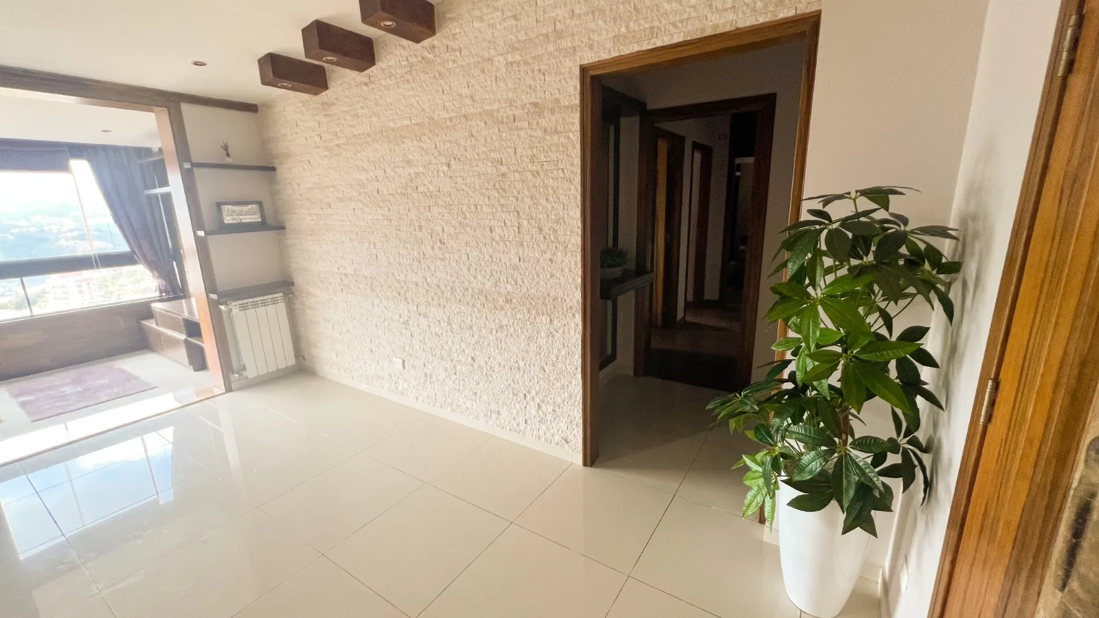 Apartment for Sale in Ballouneh, Lebanon — الصورة 8
