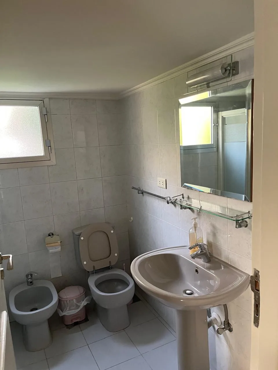 Apartment for Rent in Gemmayzeh, Beirut, Lebanon — الصورة 9