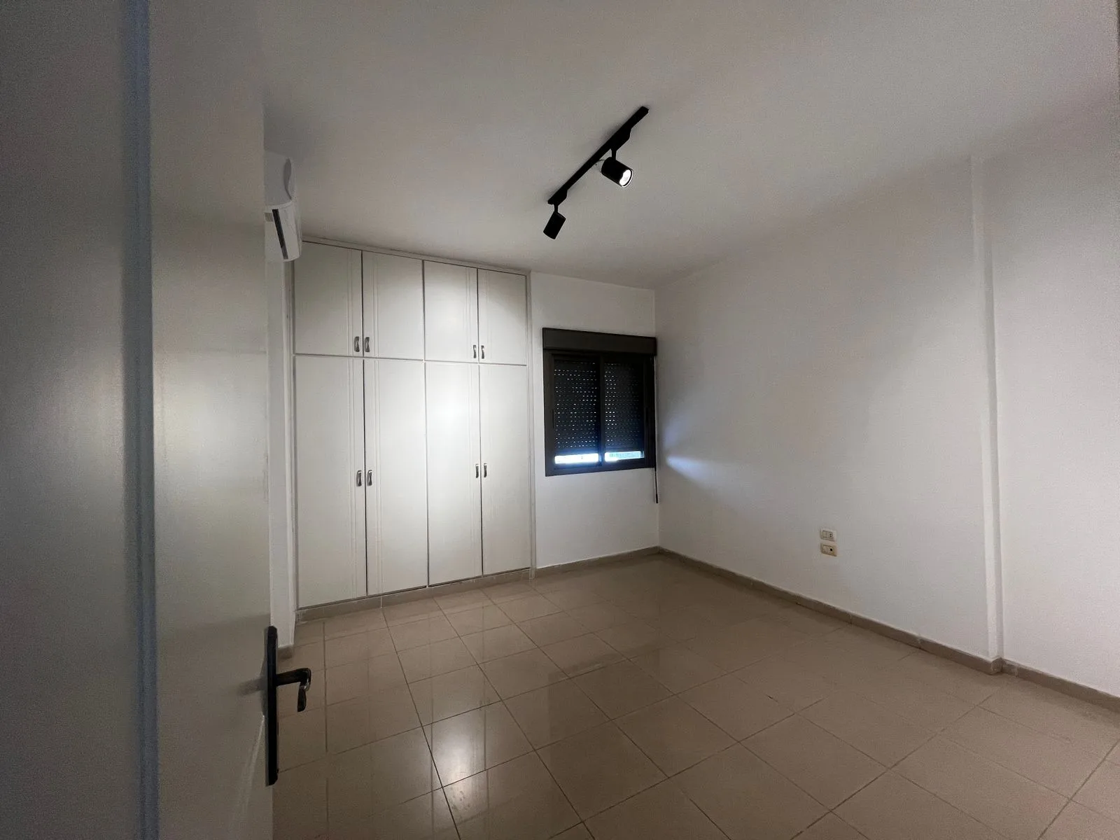 Office for rent in Forn El Chebbak — الصورة 3