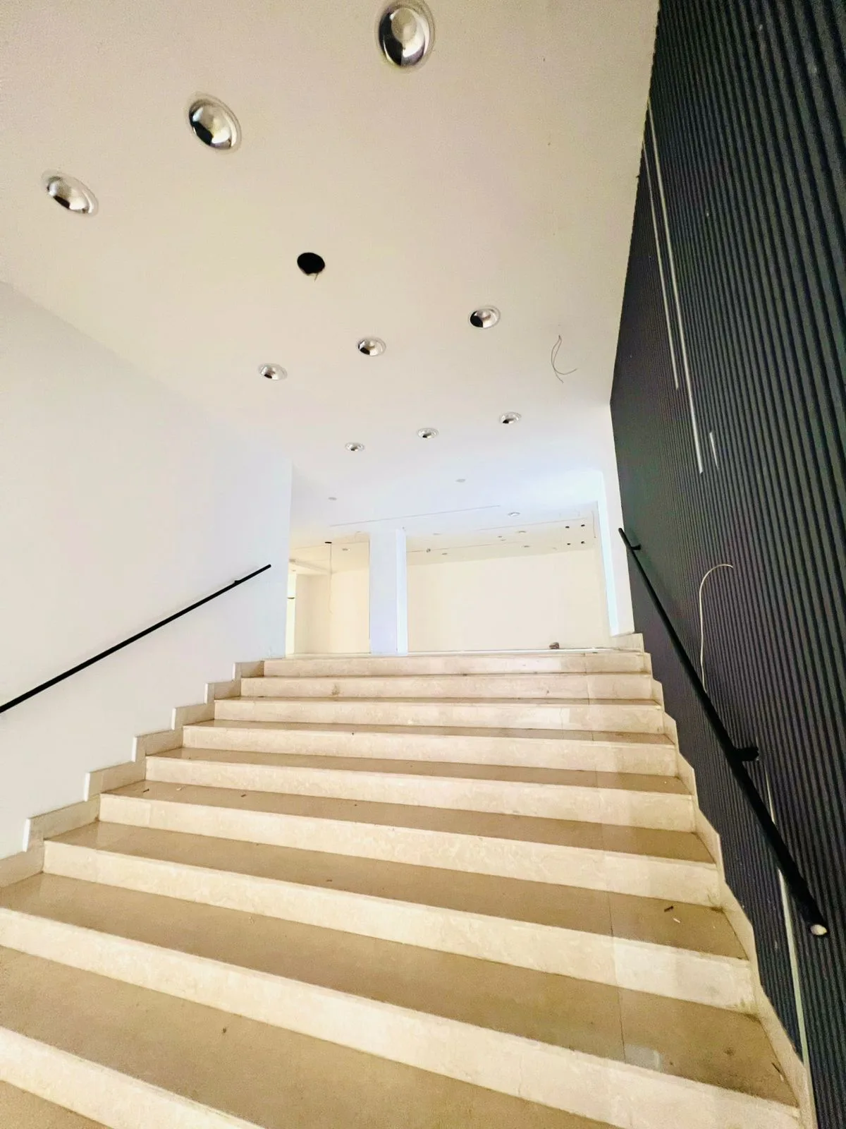 Showroom for Sale in Jounieh — الصورة 3