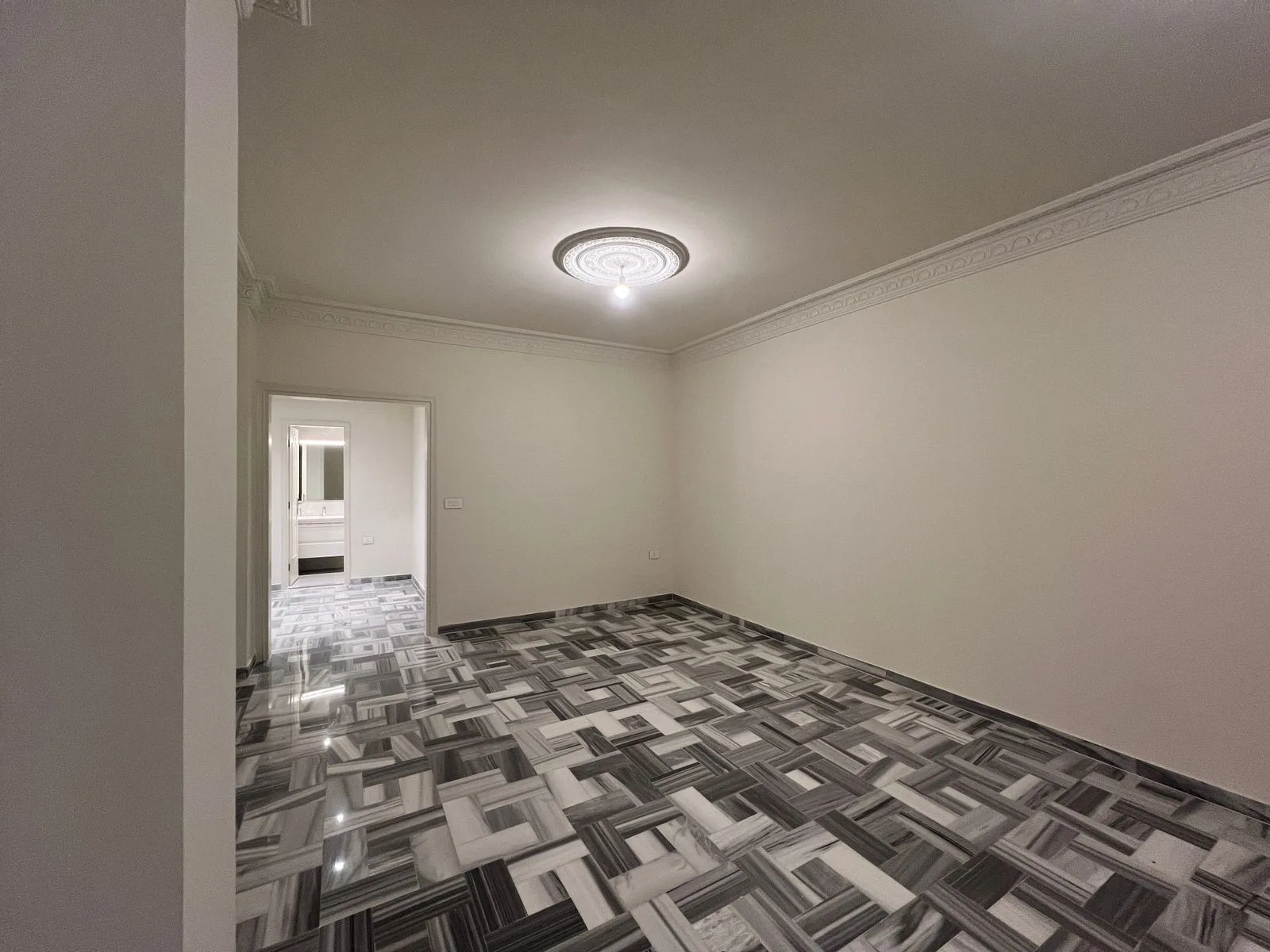 Apartment for Rent in Hazmieh — الصورة 2