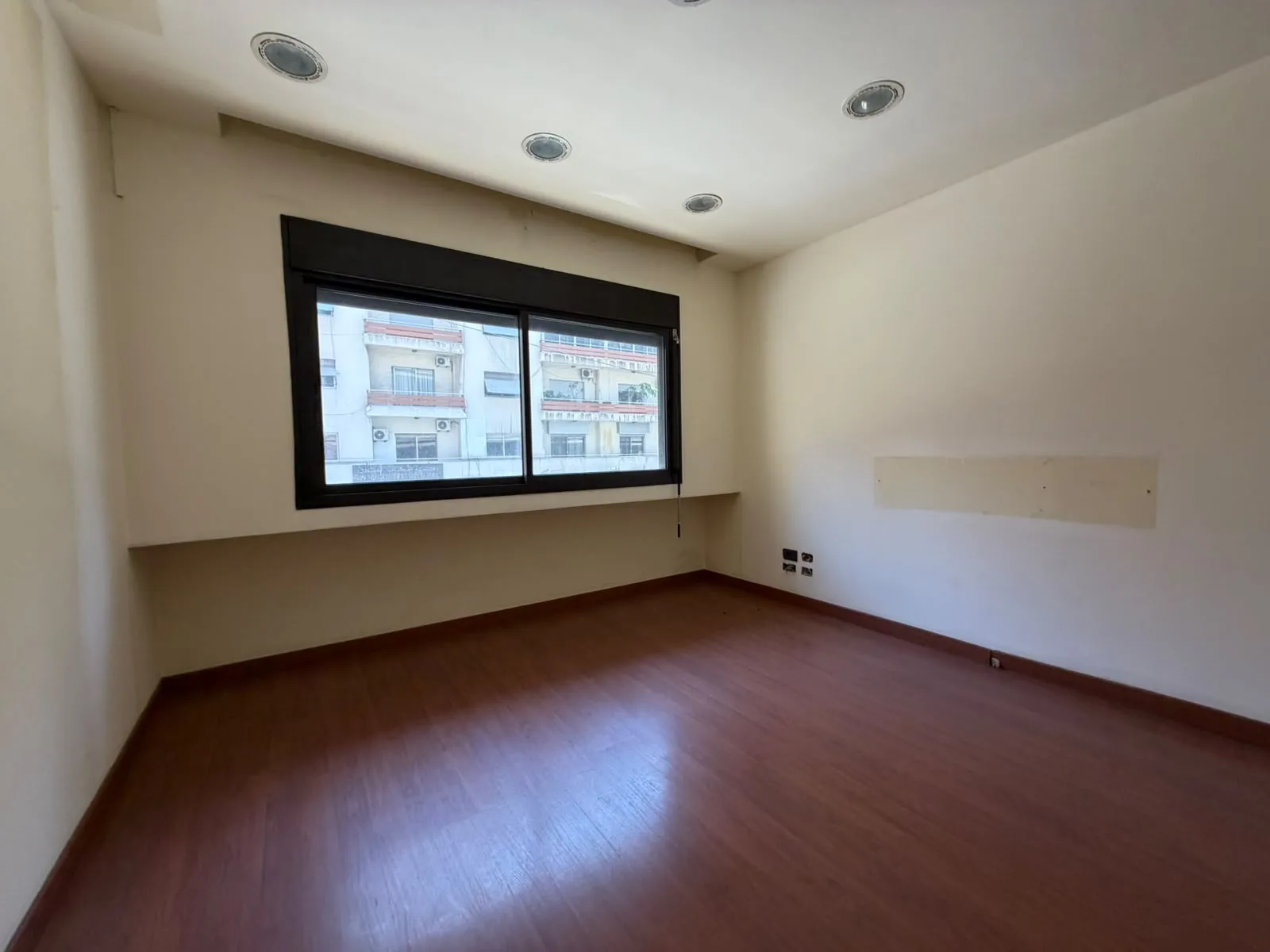 Office for rent in Sodeco — الصورة 2