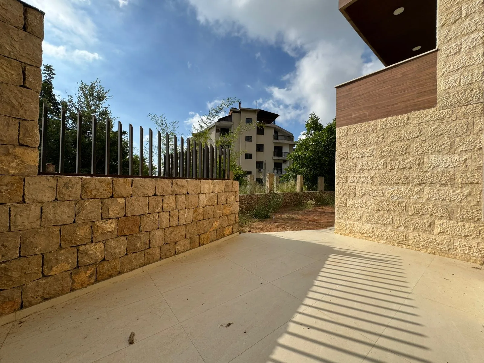 Apartment for Sale in Jouret Al Ballout — الصورة 3