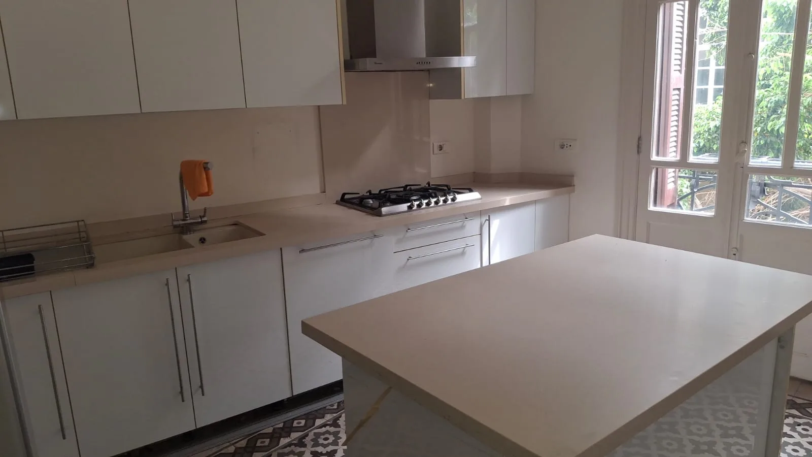 Apartment for Rent in Gemmayzeh — الصورة 3