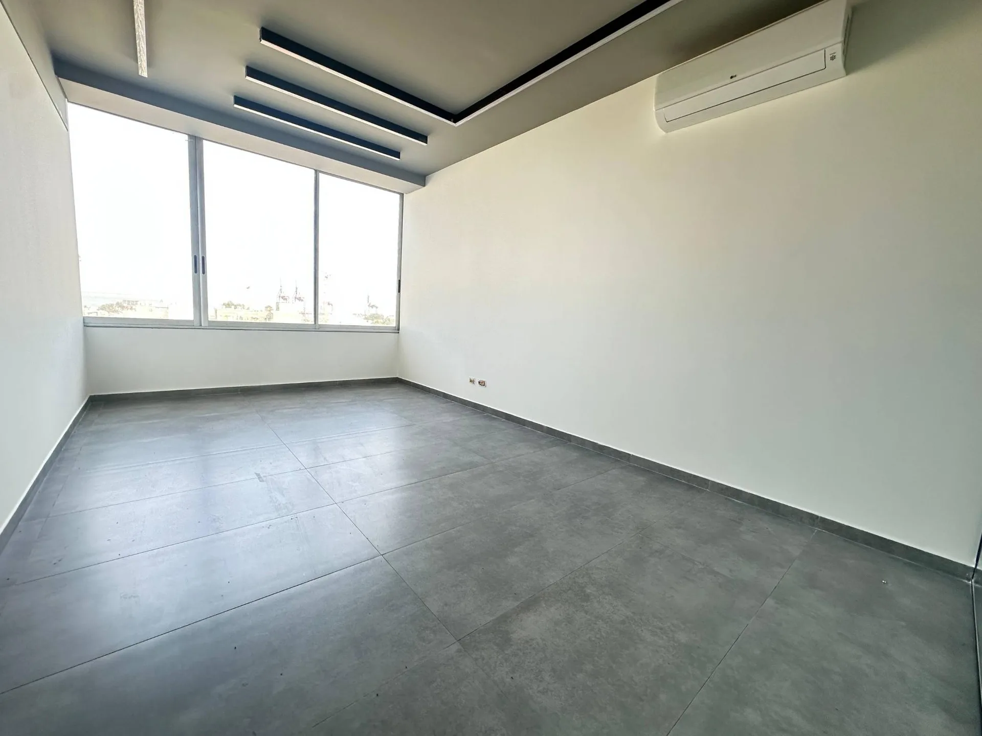 Office for Rent in Mdawar, Beirut, Lebanon — الصورة 3
