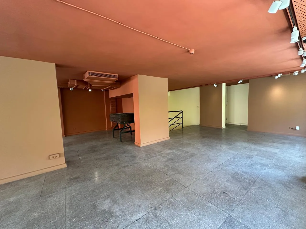 Showroom for rent in Clemenceau, Beirut, Lebanon — الصورة 7