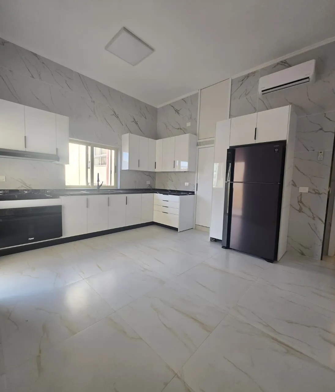 Apartment for Rent in Raoucheh, Beirut, Lebanon — الصورة 4