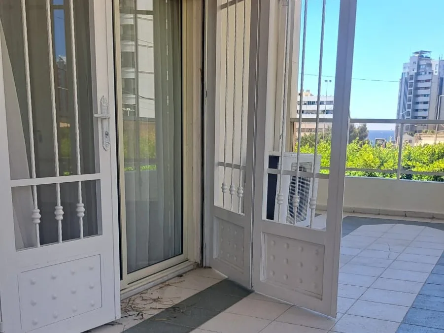 Apartment for Rent in Ramleh Al Bayda, Beirut, Lebanon — الصورة 4