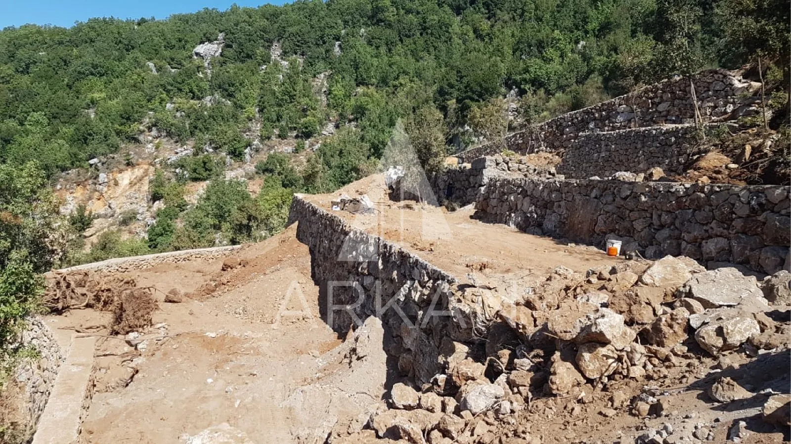 Land for Sale in Chahtoul | 1,500 sqm with Villa Permit — الصورة 2