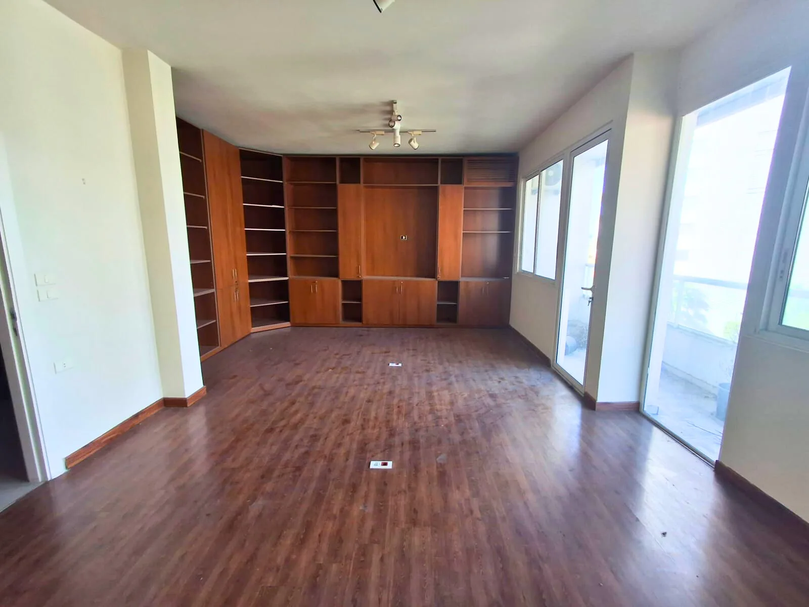 Office for Rent in Caree d'or, Achrafieh, Beirut, Lebanon — الصورة 4
