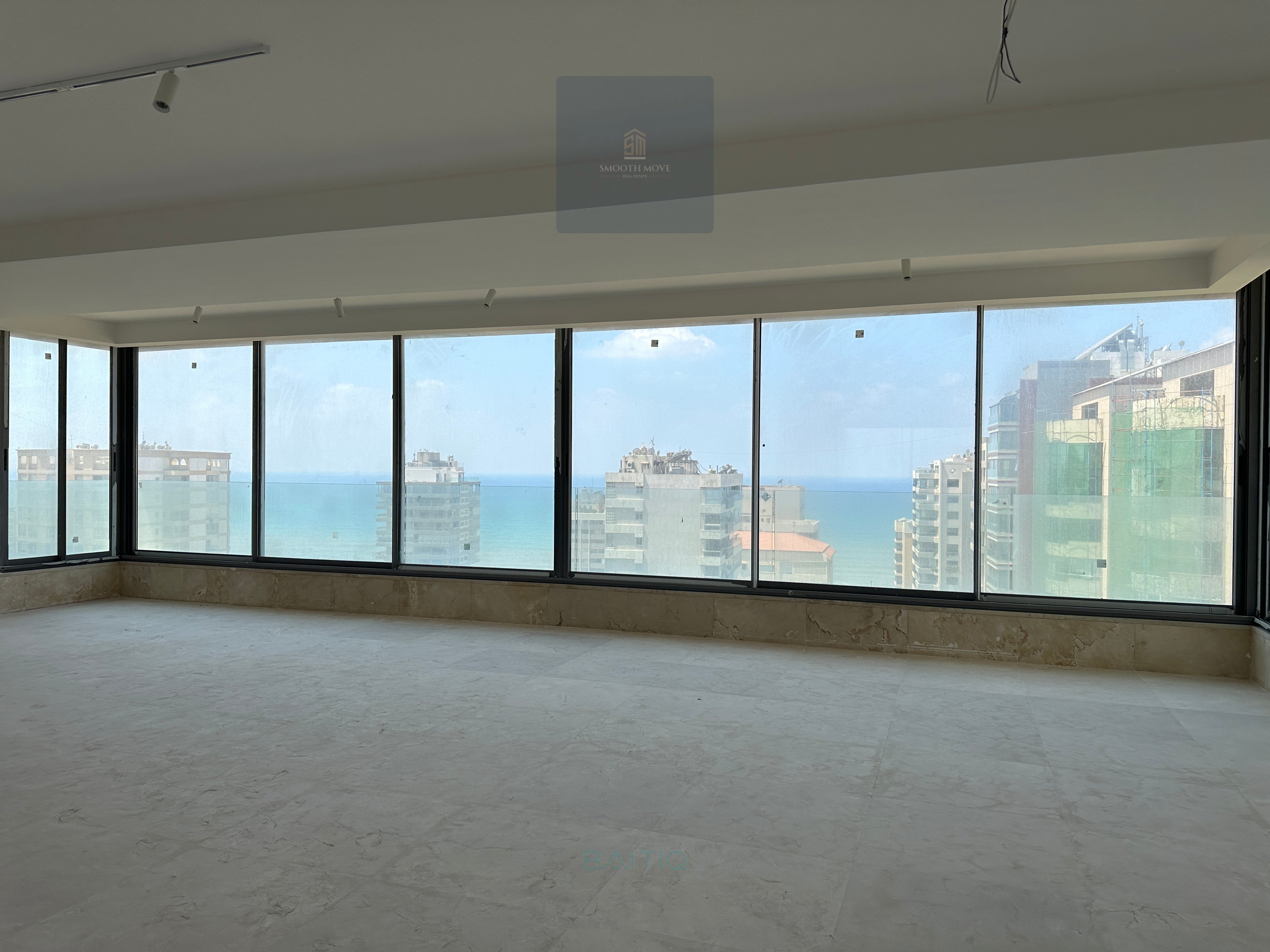 Bright Lit Seaview Apartment for Sale in Ramlet el Bayda, Beirut — الصورة 5