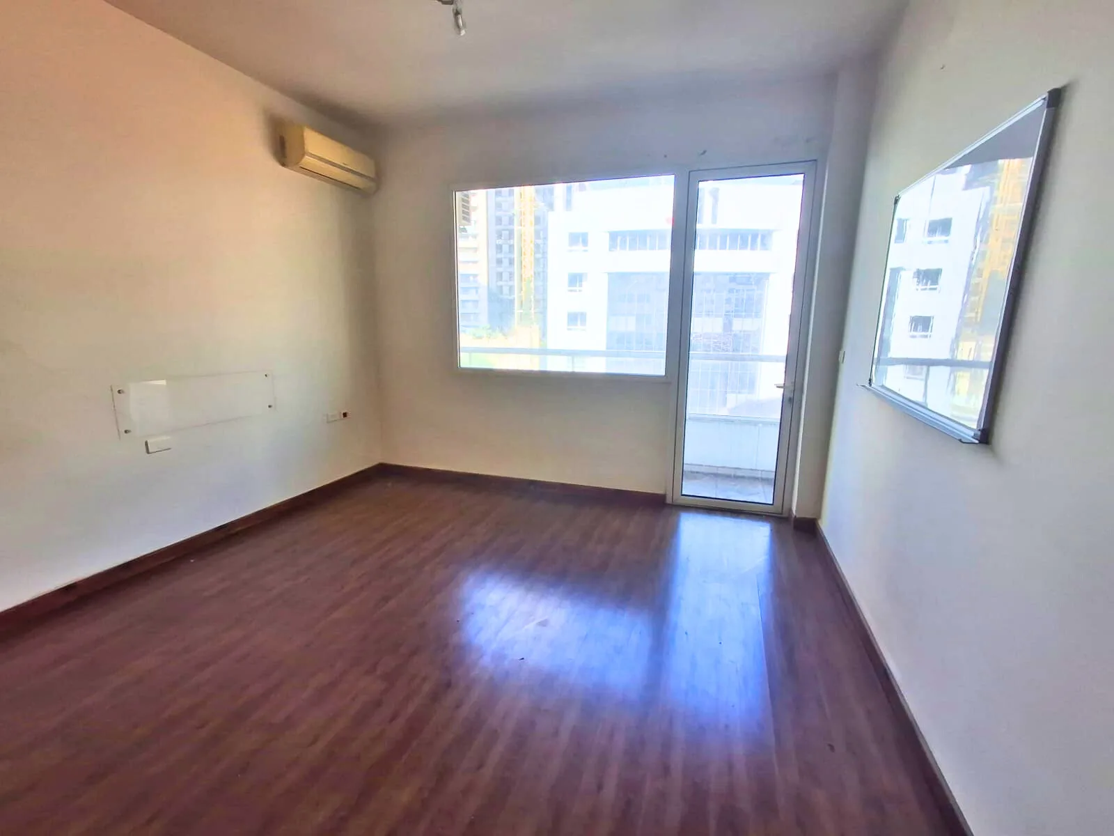 Office for Rent in Caree d'or, Achrafieh, Beirut, Lebanon — الصورة 6