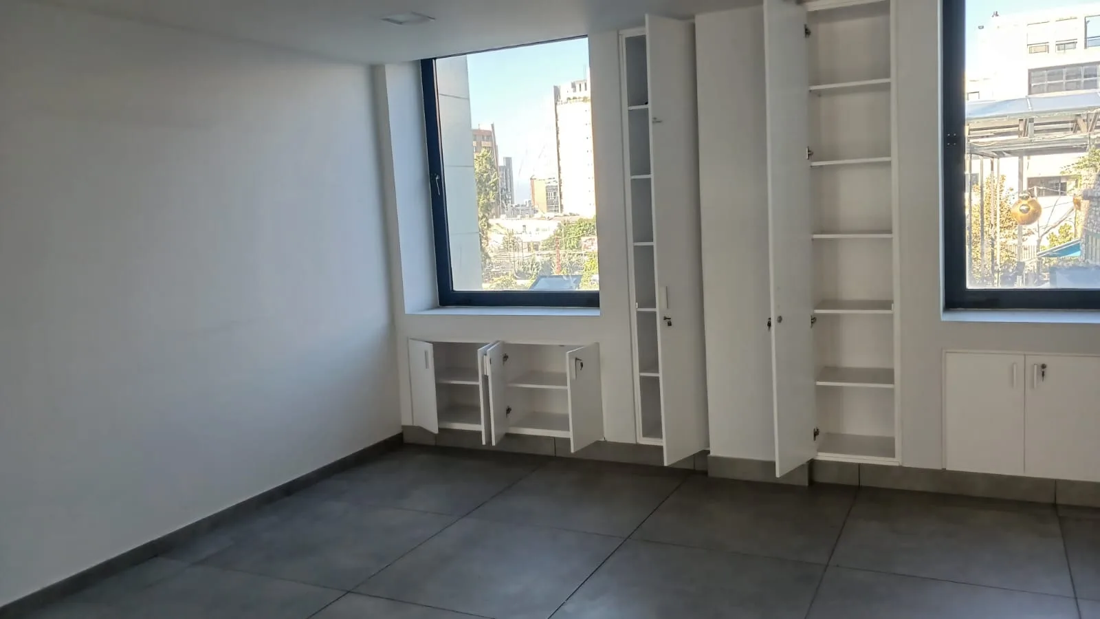 Office for rent in Dbayeh — الصورة 2