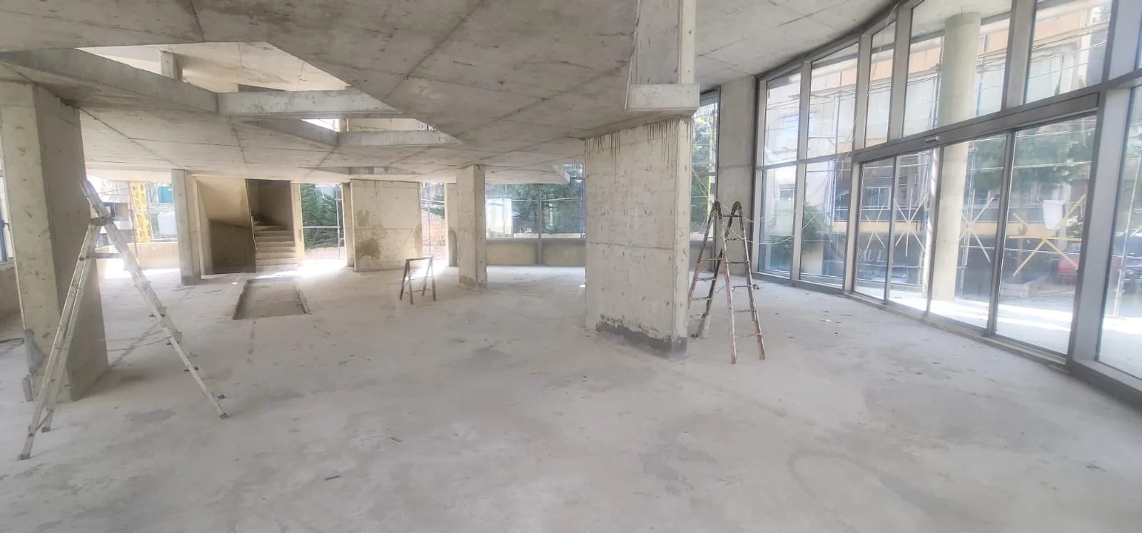 Showroom for Sale in Mazraat Yachoua — الصورة 1