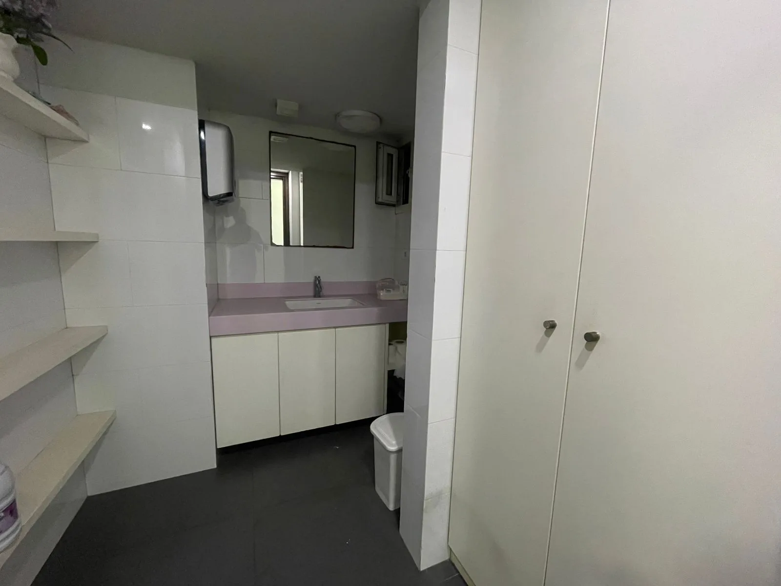 Office for Rent in Saifi Village — الصورة 10