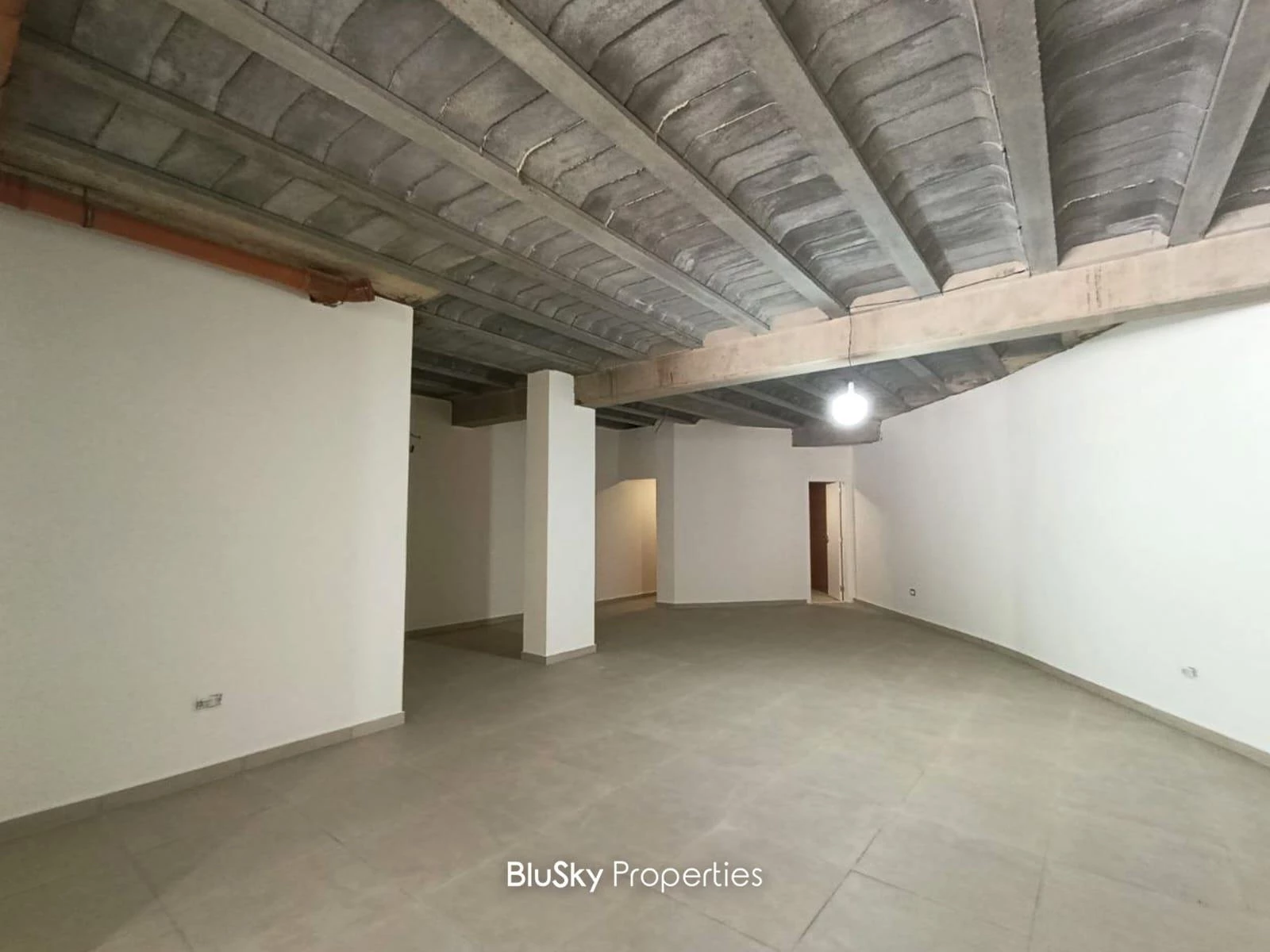 Shop 118m² Depot for Rent in Adma