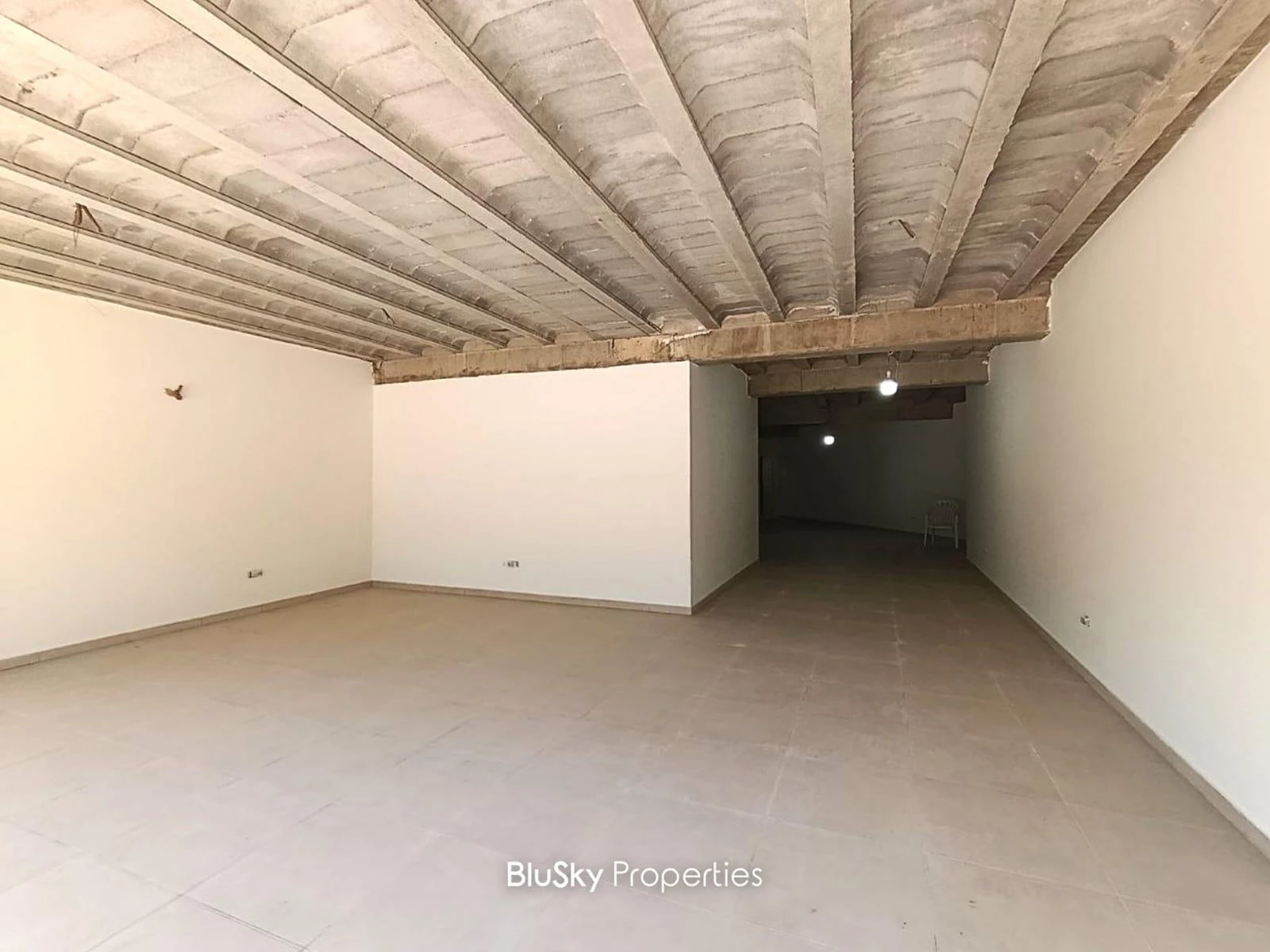 Shop 118m² Depot for Rent in Adma — photo 2