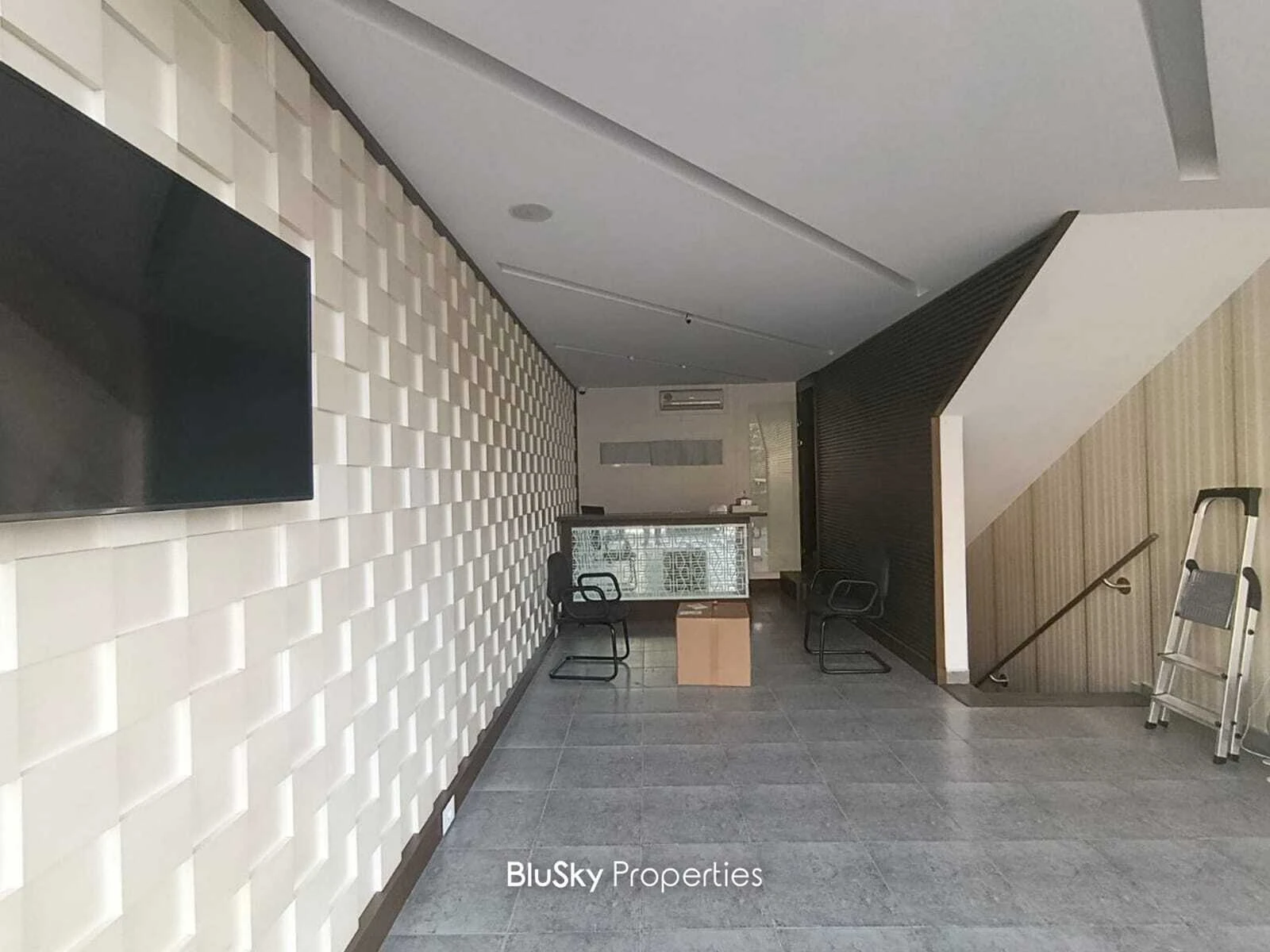 Shop 130m² for Rent in Adma