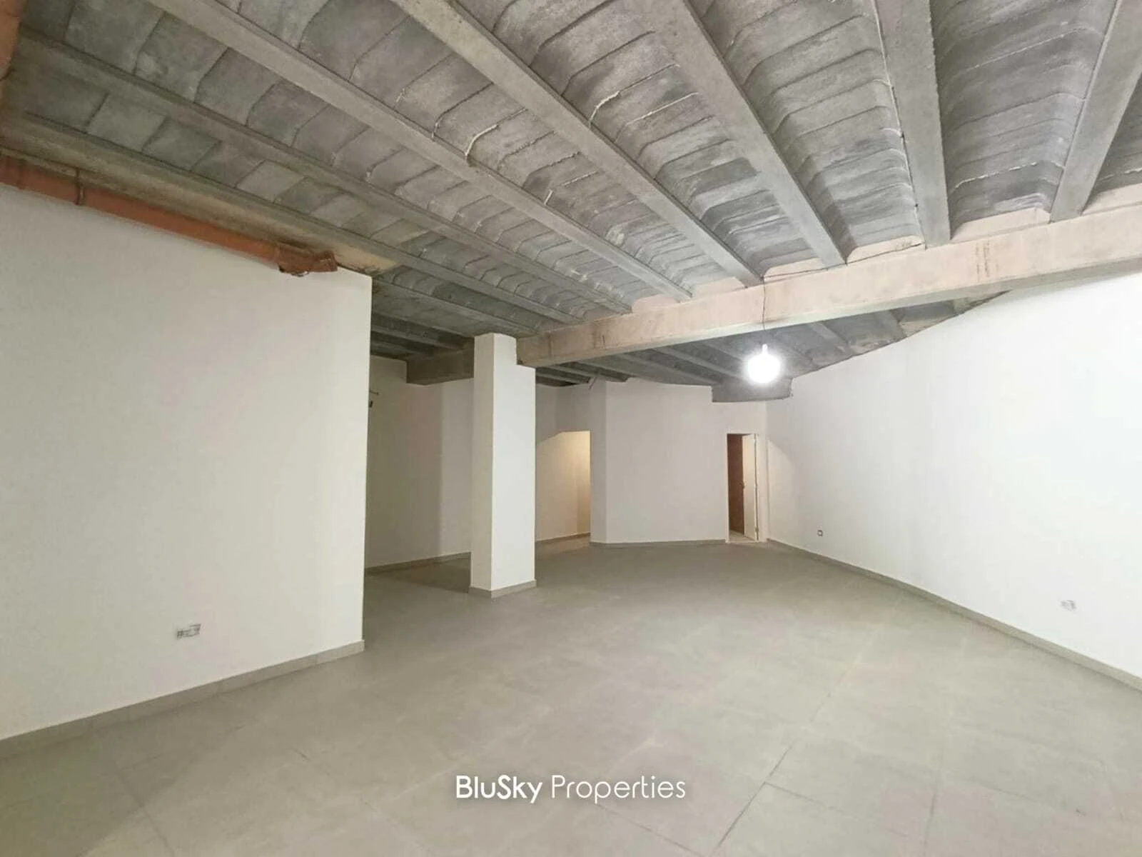 Shop 210m² for Rent in Adma