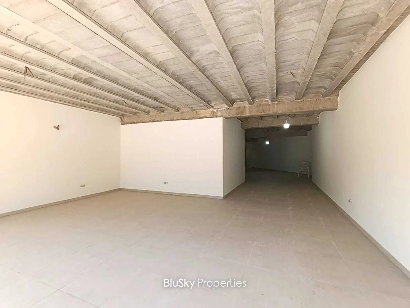 Shop 210m² for Rent in Adma — الصورة 2