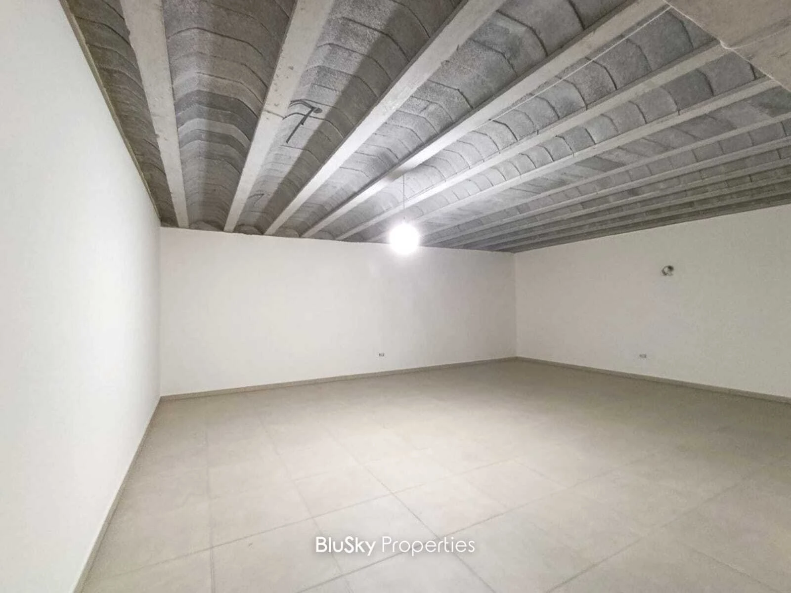 Shop 210m² for Rent in Adma — الصورة 3