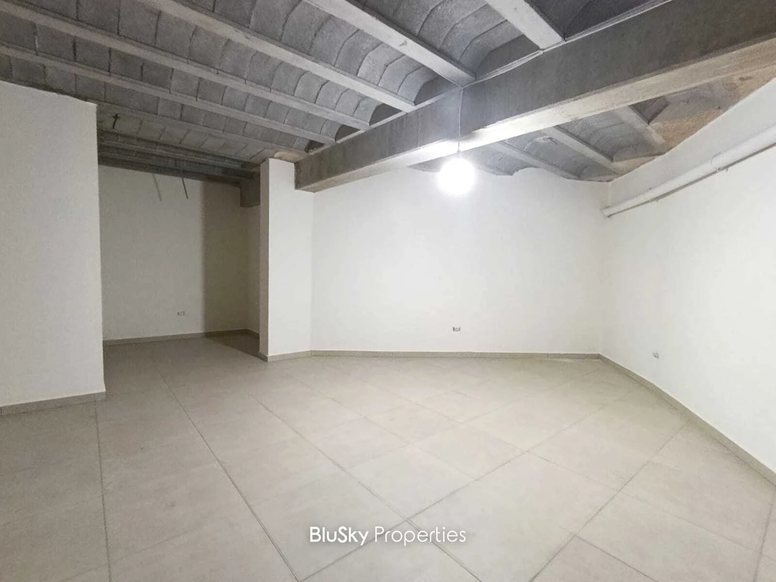 Shop 210m² for Rent in Adma — الصورة 4
