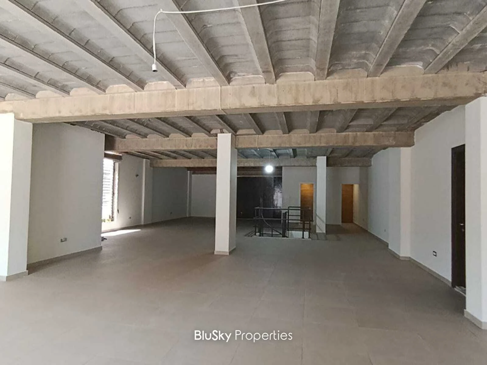 Shop 270m² for Rent in Adma
